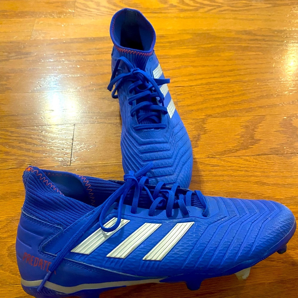 Men’s Adidas Predator soccer cleats. Size 10. Excellent used condition.